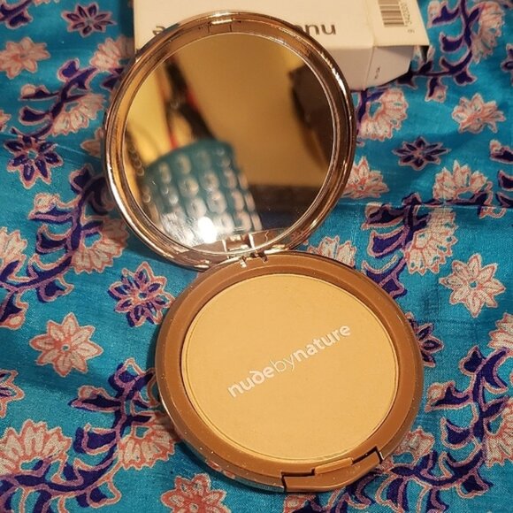 3/$35- NUDE BY NATURE - Mattifying Pressed Powder - Picture 1 of 5